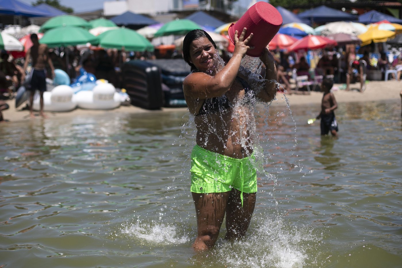 Rio de Janeiro's hottest day in at least a decade sends residents to the beach | iNFOnews.ca Rio de Janeiro's hottest day in at least a decade sends residents to the beach | iNFOnews.ca