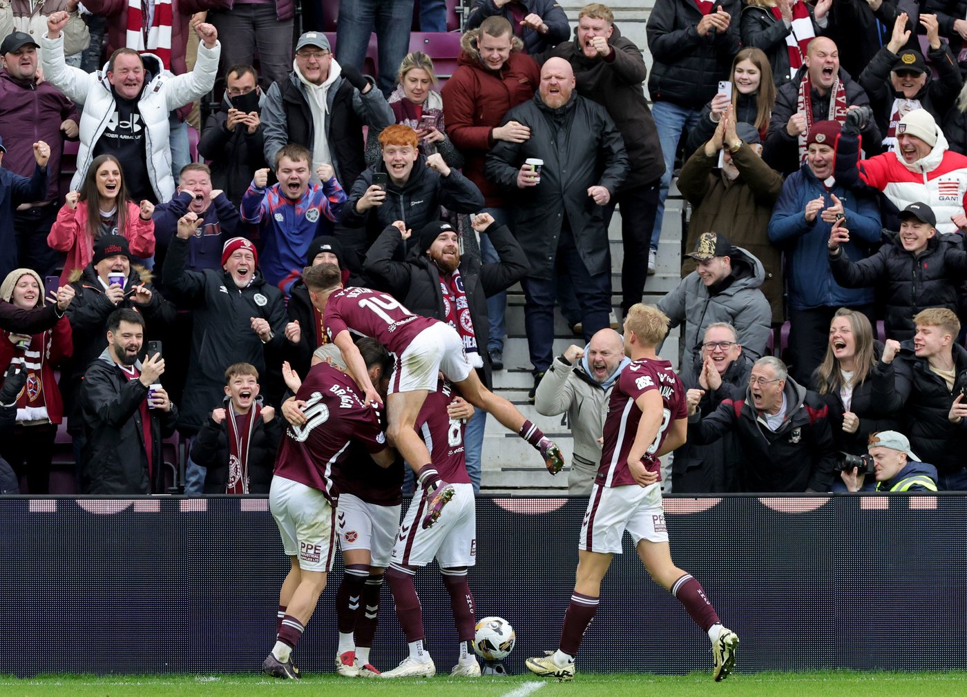Hearts underlines title threat in Scotland by beating Celtic to move 8 points clear | iNFOnews.ca