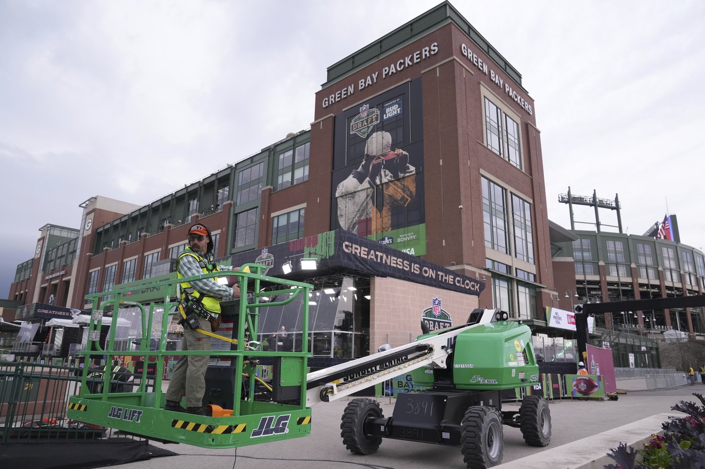 No snow in Green Bay but thunderstorms delayed NFL draft activities | iNFOnews.ca