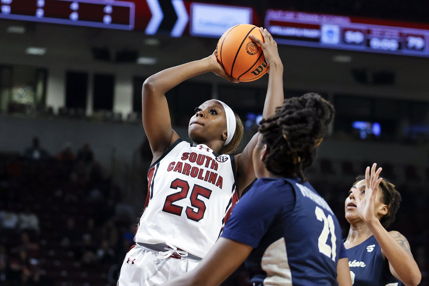 Edwards scores 20 as No. 2 South Carolina wins 64th straight at home, 82-46 over Charleston Southern | iNFOnews.ca