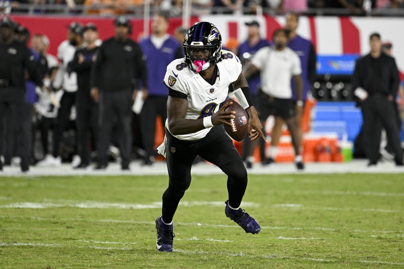 Analysis: In a game where he threw 5 touchdown passes, Lamar Jackson's lead block spoke volumes | iNFOnews.ca Analysis: In a game where he threw 5 touchdown passes, Lamar Jackson's lead block spoke volumes | iNFOnews.ca