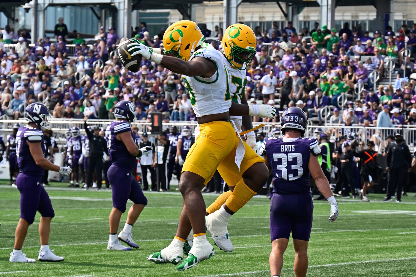 No. 4 Oregon cruises past Northwestern 34-14 | iNFOnews.ca