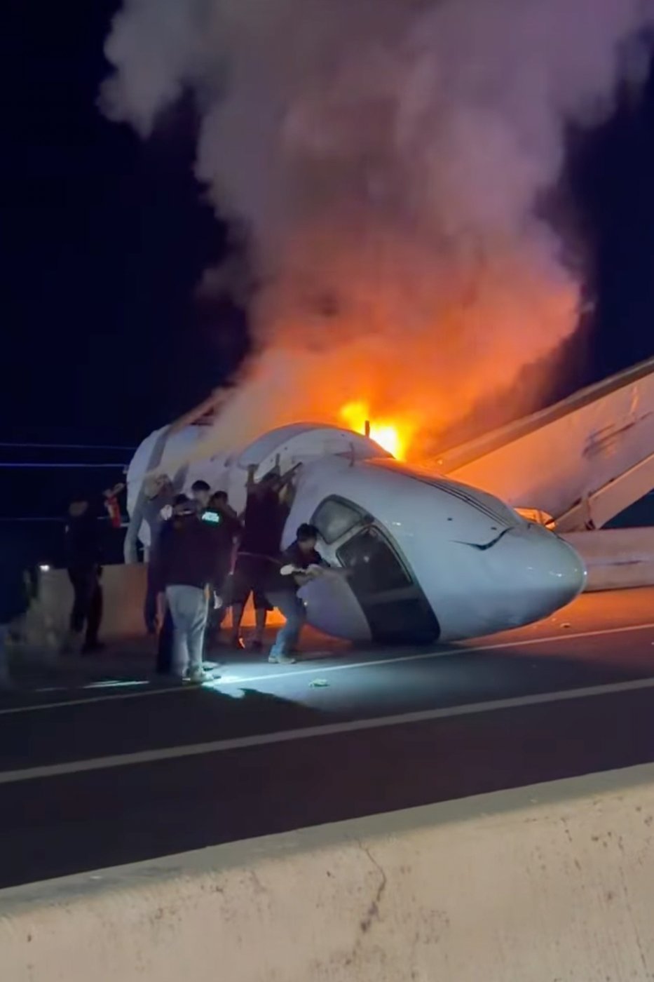With a sledgehammer and a shovel, volunteers raced to save passengers in Texas plane crash | iNwheels With a sledgehammer and a shovel, volunteers raced to save passengers in Texas plane crash | iNwheels