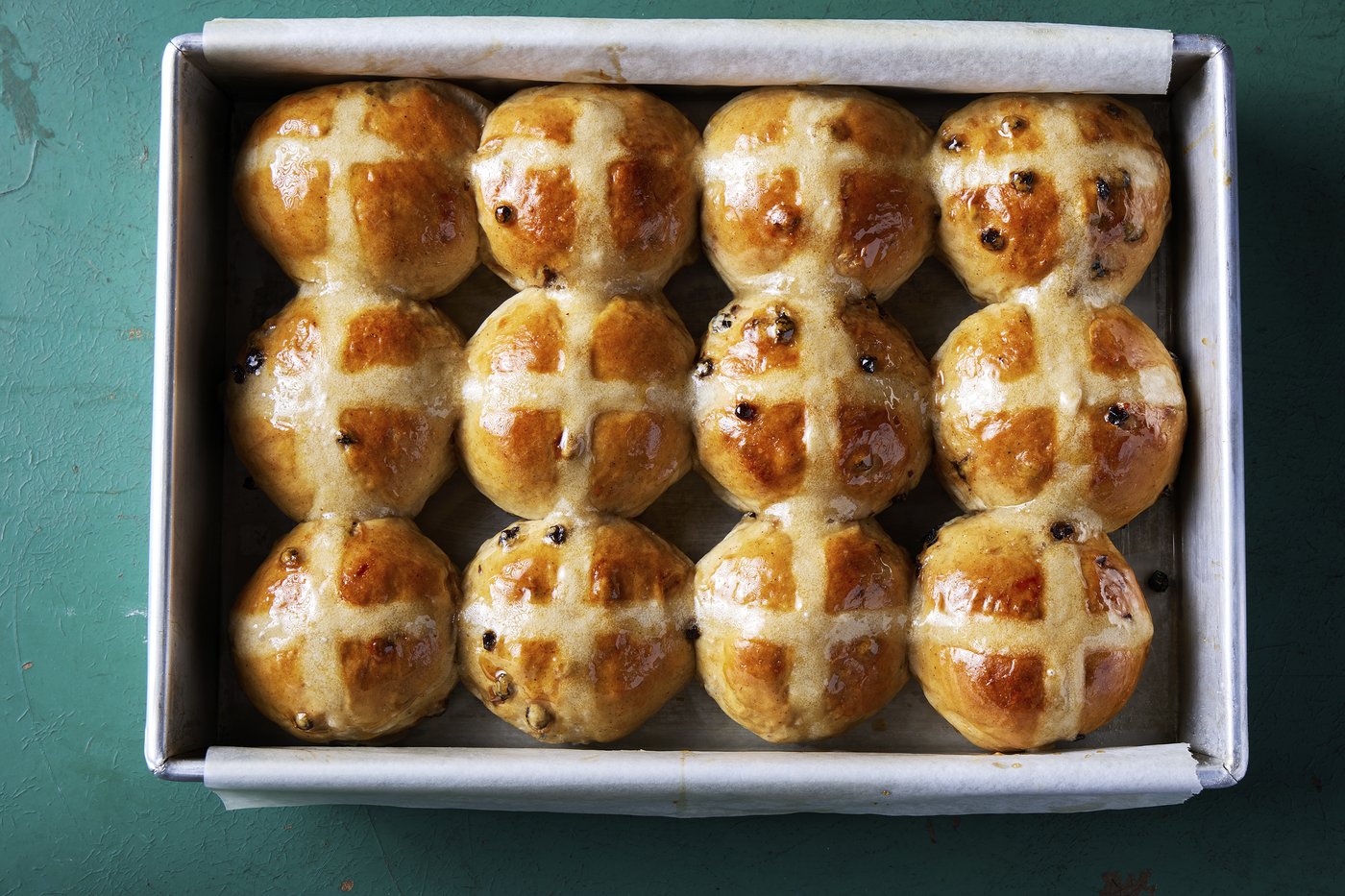 Bourbon-plumped currants enhance the flavor of hot cross buns for Easter | iNFOnews.ca Bourbon-plumped currants enhance the flavor of hot cross buns for Easter | iNFOnews.ca