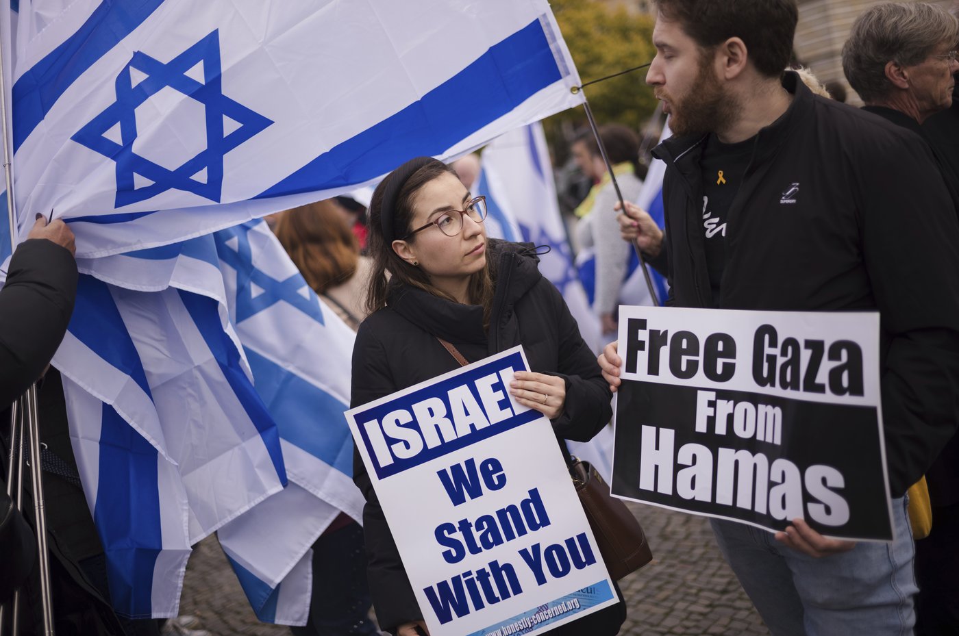 Pro-Palestinian and pro-Israeli crowds rally across the world on the eve of Oct. 7 anniversary | iNFOnews.ca