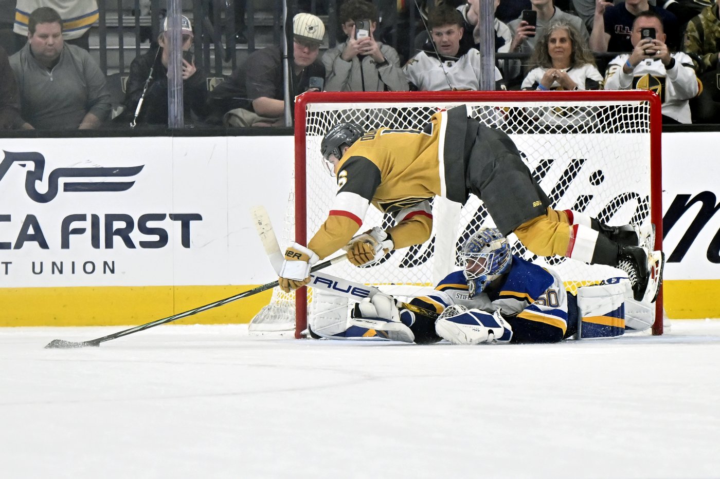 Blues hold on to defeat the Golden Knights 5-4 after giving up 2 late goals | iNFOnews.ca Blues hold on to defeat the Golden Knights 5-4 after giving up 2 late goals | iNFOnews.ca