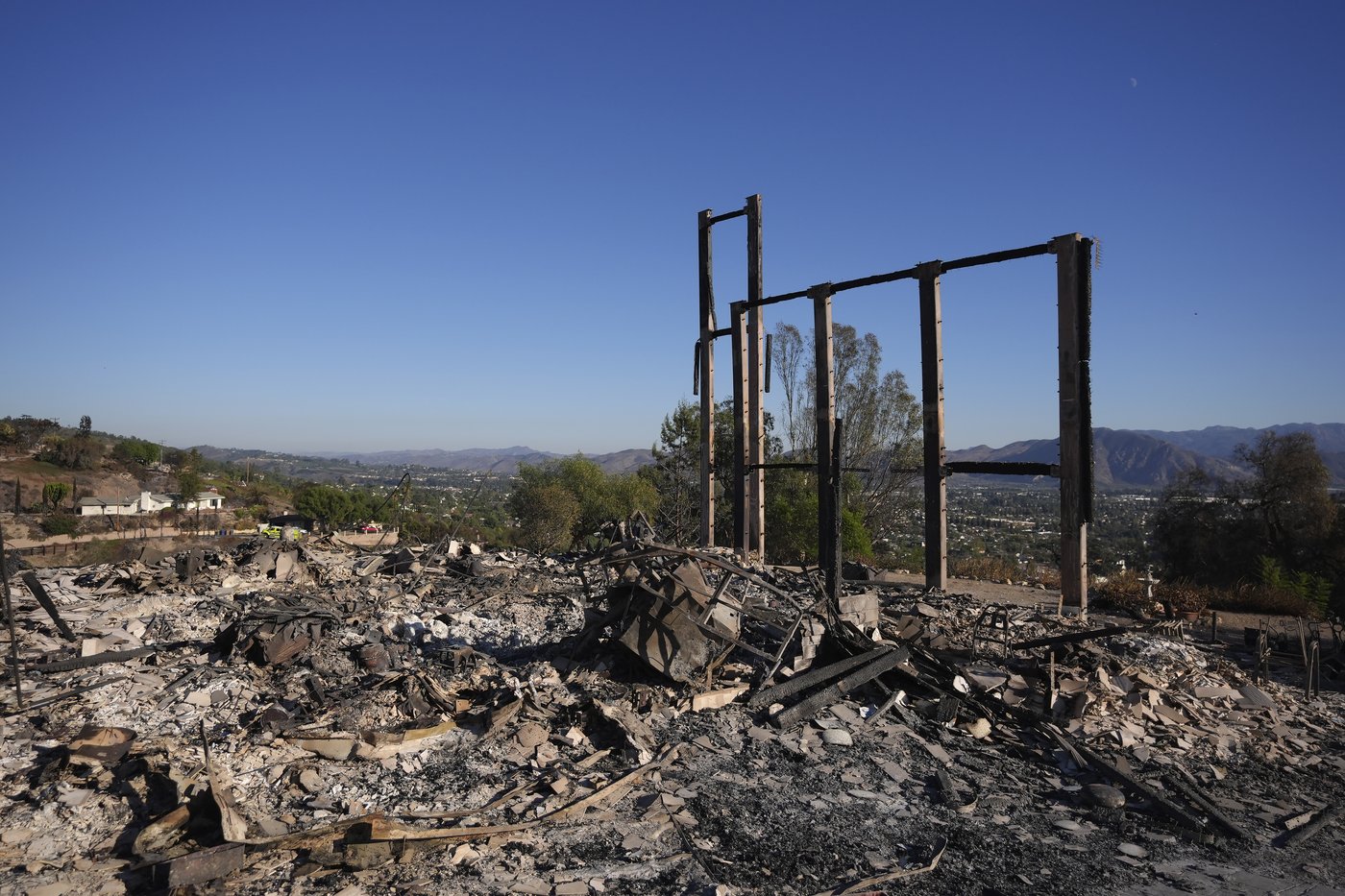 Southern California firefighters gain ground over wildfire thanks to decreased winds | iNFOnews.ca Southern California firefighters gain ground over wildfire thanks to decreased winds | iNFOnews.ca