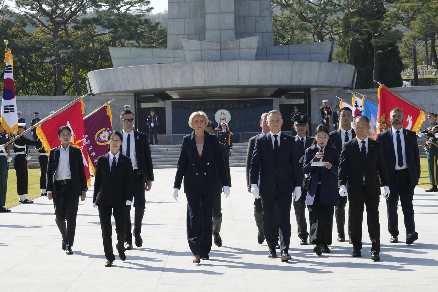 Trash carried by a North Korean balloon again falls on the presidential compound in Seoul | iNFOnews.ca Trash carried by a North Korean balloon again falls on the presidential compound in Seoul | iNFOnews.ca
