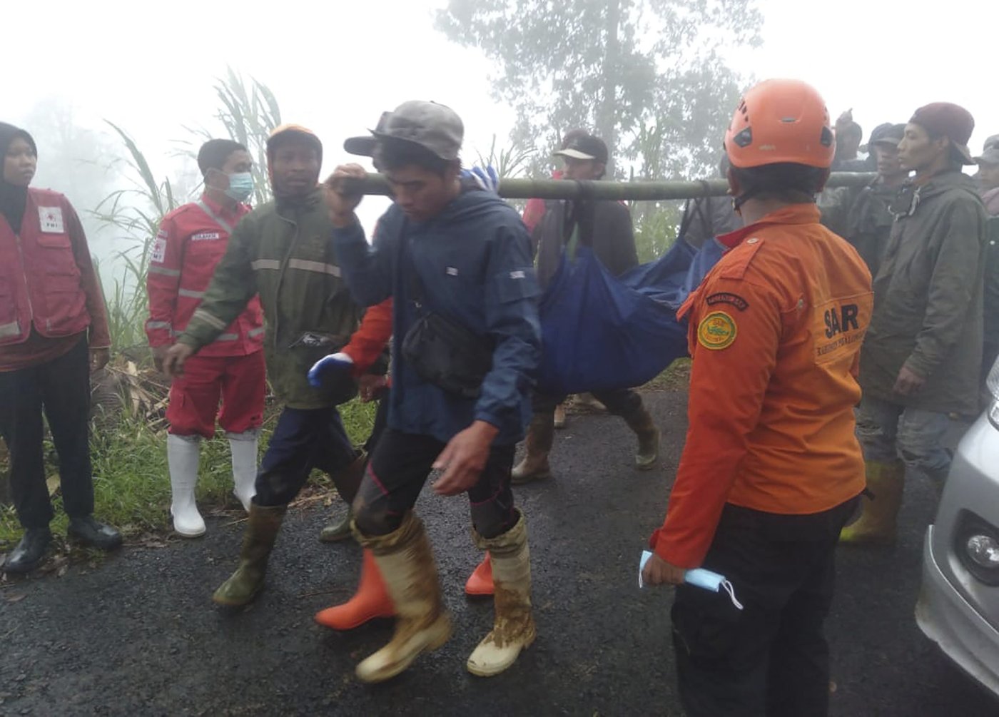 Landslides and flash floods on Indonesia’s Java island leave 17 dead and 8 missing | iNFOnews.ca