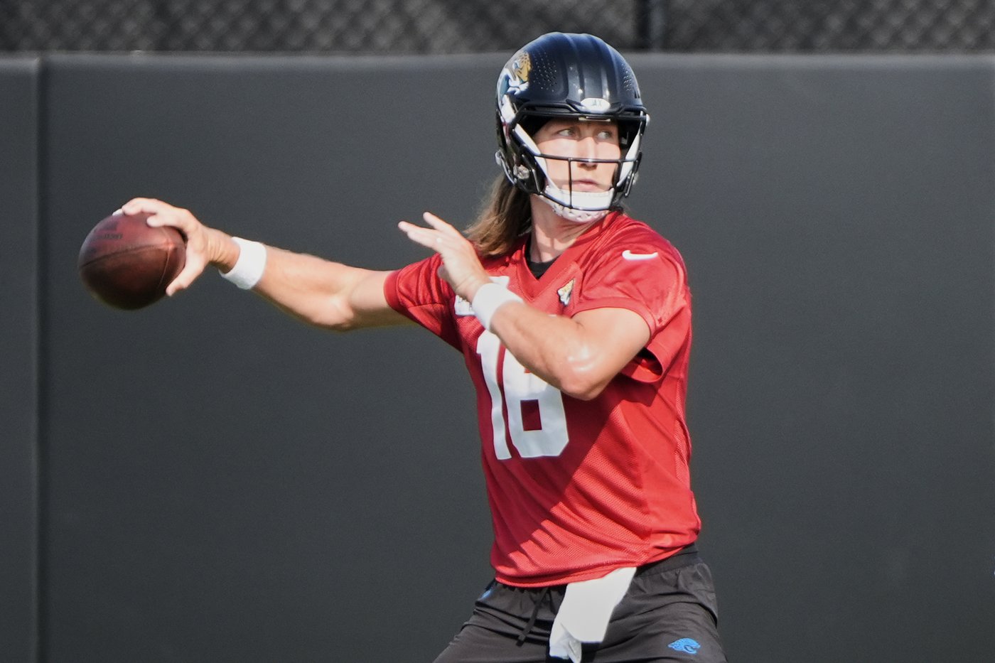 Jaguars QB Trevor Lawrence wears arm sleeve while practicing with 'general soreness' | iNFOnews.ca Jaguars QB Trevor Lawrence wears arm sleeve while practicing with 'general soreness' | iNFOnews.ca