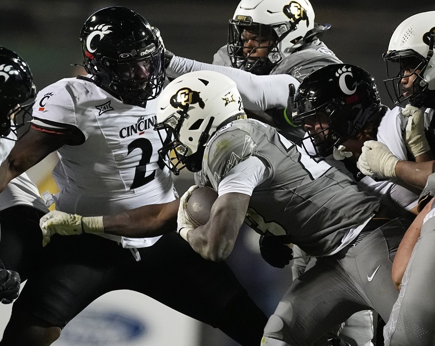 Shedeur Sanders, Travis Hunter help Colorado beat Cincinnati 34-23 to become bowl eligible | iNFOnews.ca