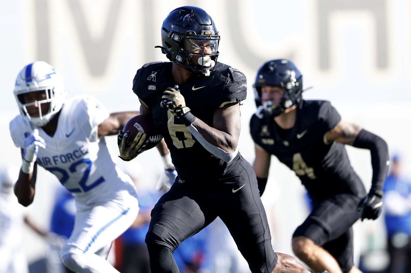 No. 6 Notre Dame chasing playoff spot, No. 18 Army tries to stay unbeaten in Yankee Stadium matchup | iNFOnews.ca