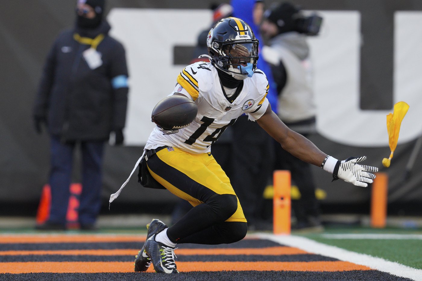 Russell Wilson throws for a season-high 414 yards and 3 TDs as the Steelers top the Bengals 44-38 | iNFOnews.ca Russell Wilson throws for a season-high 414 yards and 3 TDs as the Steelers top the Bengals 44-38 | iNFOnews.ca