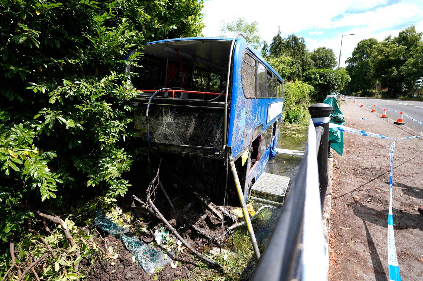 Double-decker bus carrying students plunges into river in England in 'terrifying' crash | iNFOnews.ca Double-decker bus carrying students plunges into river in England in 'terrifying' crash | iNFOnews.ca