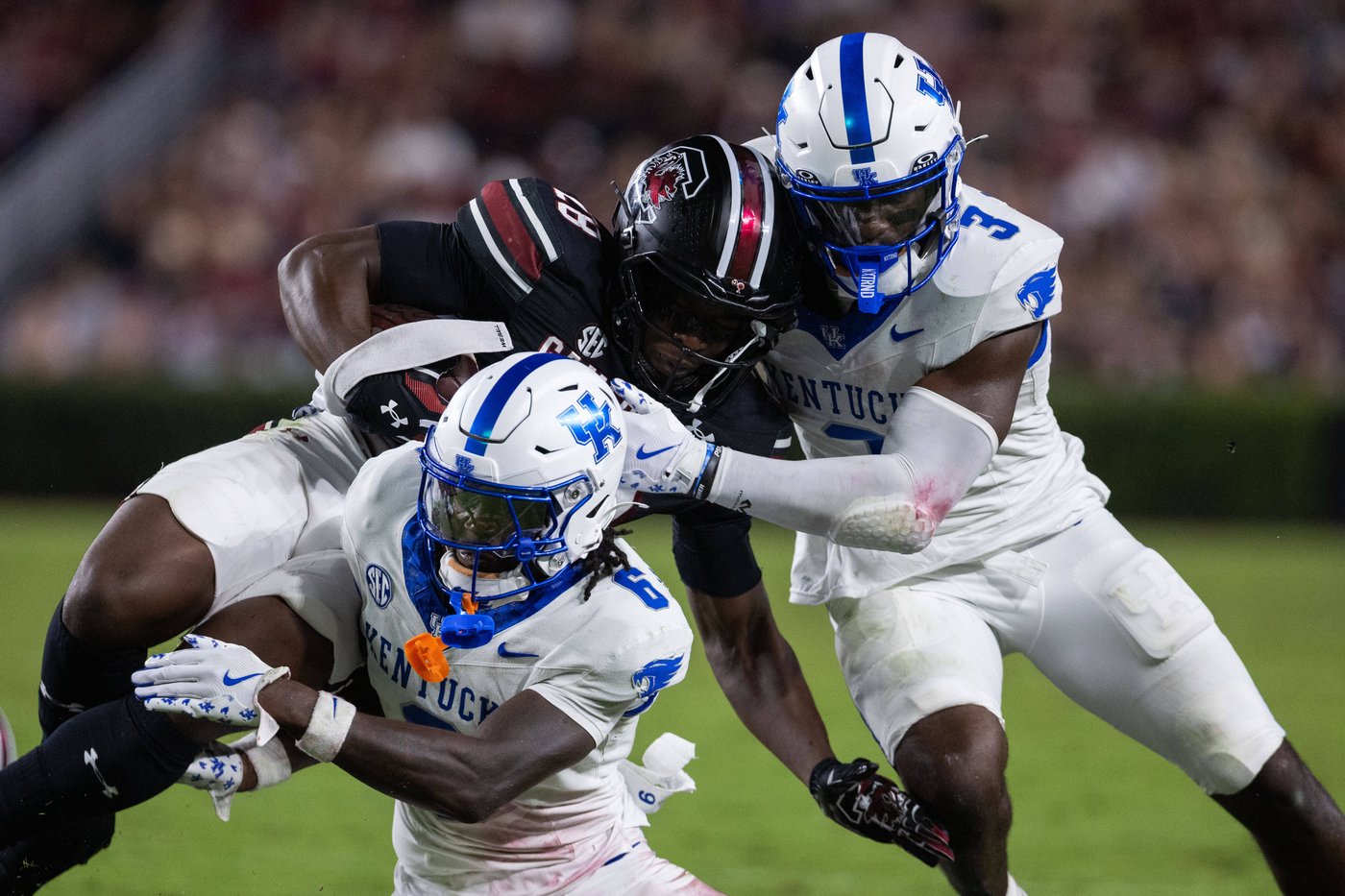 Defense guides South Carolina to 35-13 victory over Kentucky | iNFOnews.ca