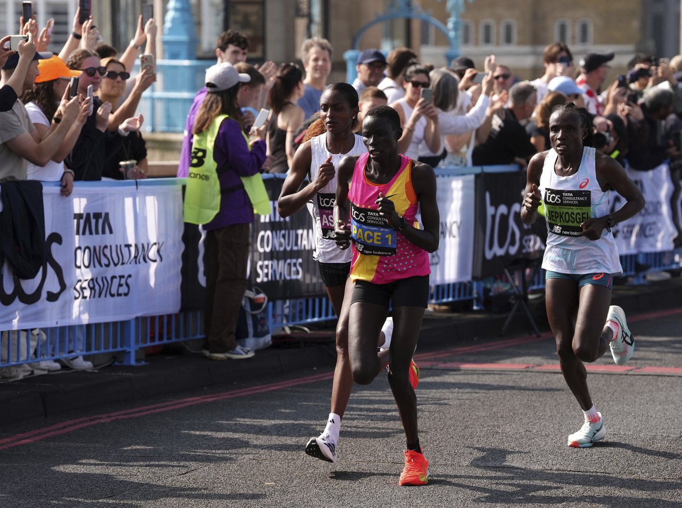 Assefa sets women's only record to win London Marathon women's race after late breakaway | iNFOnews.ca Assefa sets women's only record to win London Marathon women's race after late breakaway | iNFOnews.ca