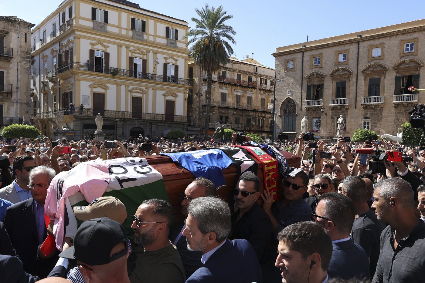 Thousands turn up at funeral of Italian World Cup hero Salvatore “Totò” Schillaci | iNFOnews.ca Thousands turn up at funeral of Italian World Cup hero Salvatore “Totò” Schillaci | iNFOnews.ca