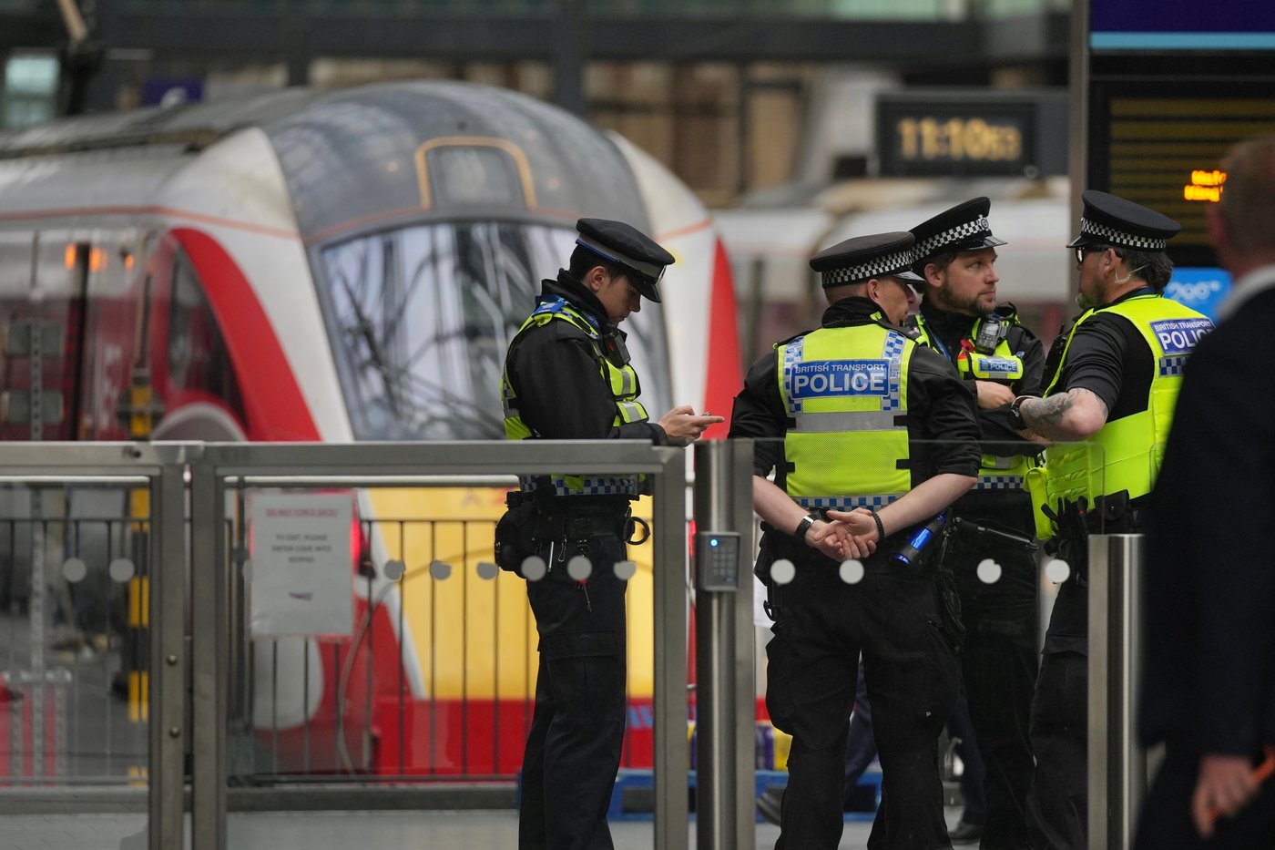 UK police charge man with attempted murder over train stabbing that wounded 11 people | iNFOnews.ca UK police charge man with attempted murder over train stabbing that wounded 11 people | iNFOnews.ca