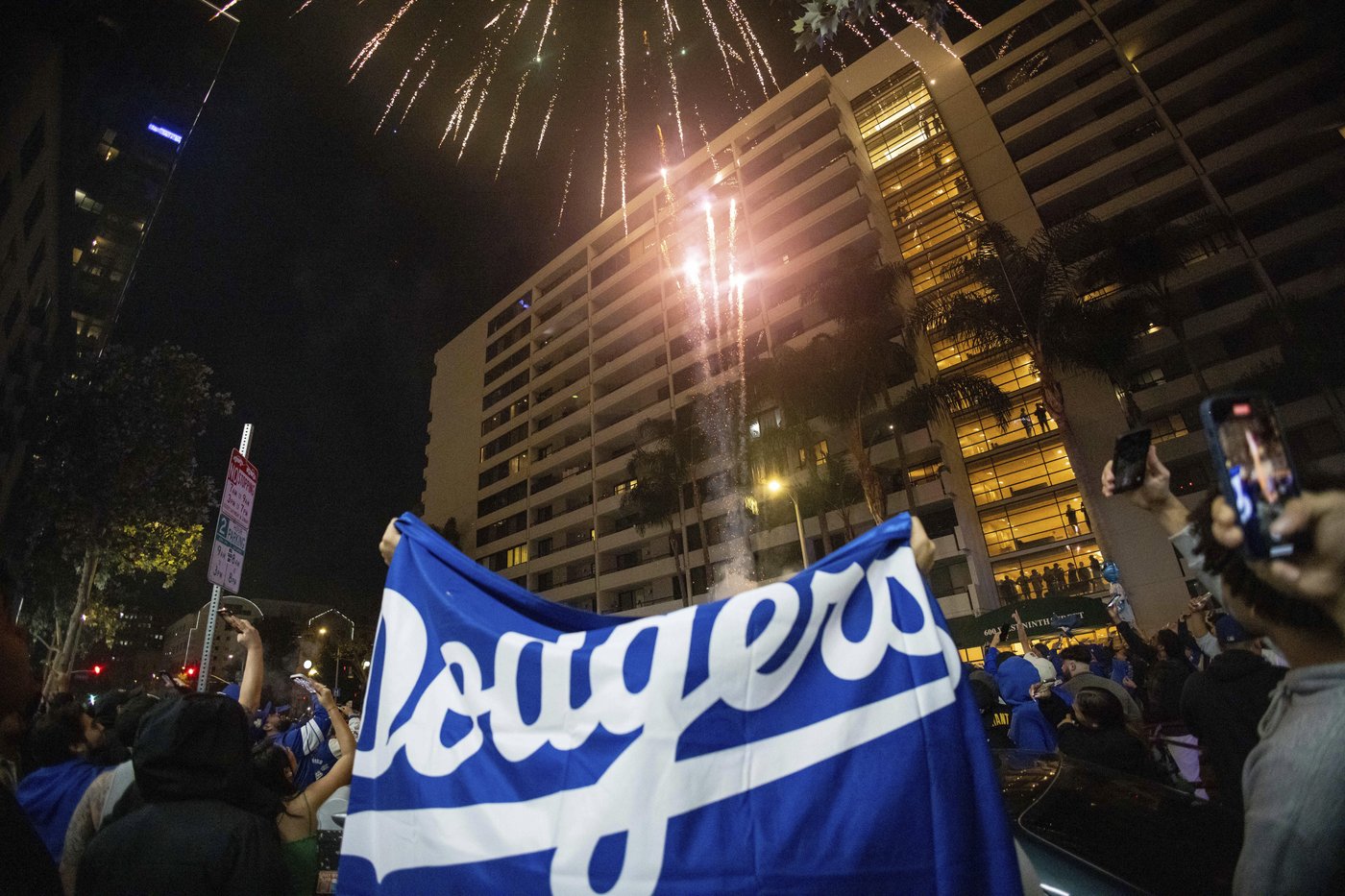 Los Angeles sees city bus burned, store thefts and rowdy crowds after Dodgers win World Series | iNFOnews.ca