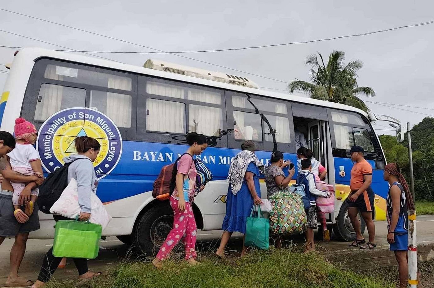 Typhoon Kalmaegi moves across central Philippines, leaving at least 1 dead and setting off floods | iNFOnews.ca