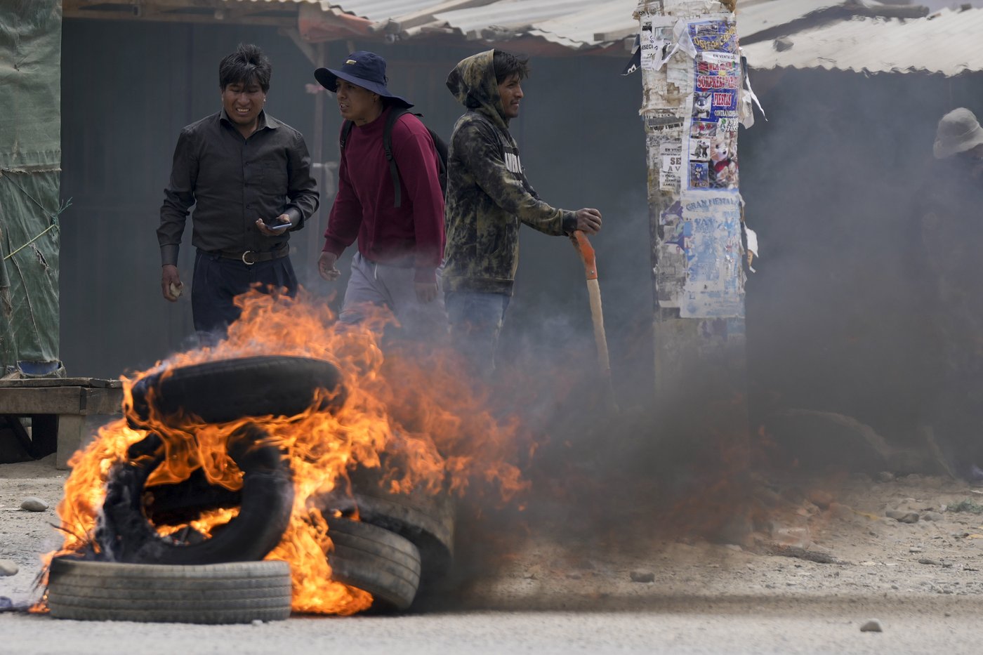 Rival protesters clash in Bolivia as ex-President Evo Morales leads a march to the capital | iNFOnews.ca Rival protesters clash in Bolivia as ex-President Evo Morales leads a march to the capital | iNFOnews.ca