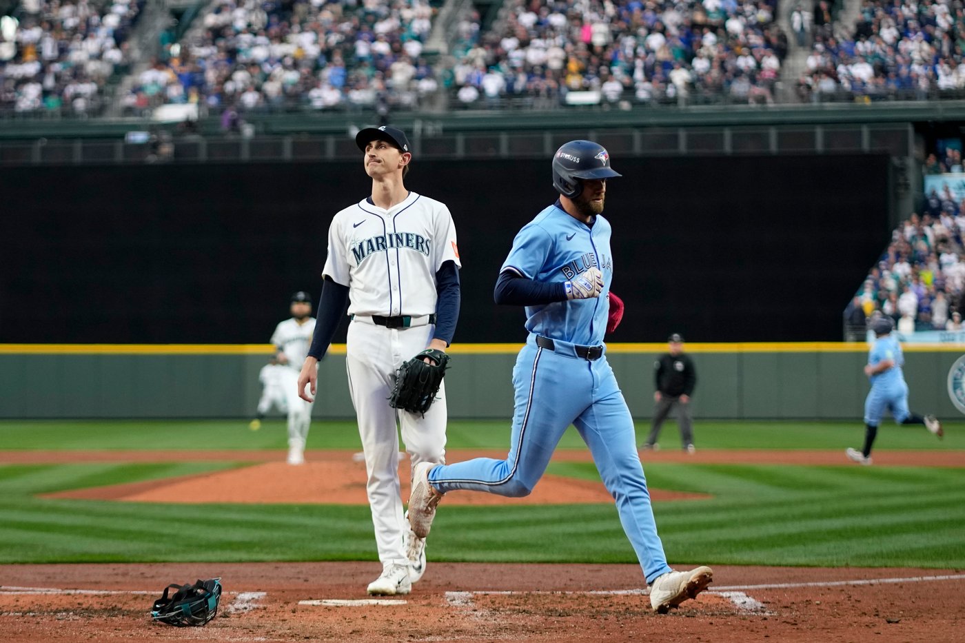 Mariners give up 18 hits, including 5 homers, as Blue Jays swing early in count to close in ALCS | iNFOnews.ca