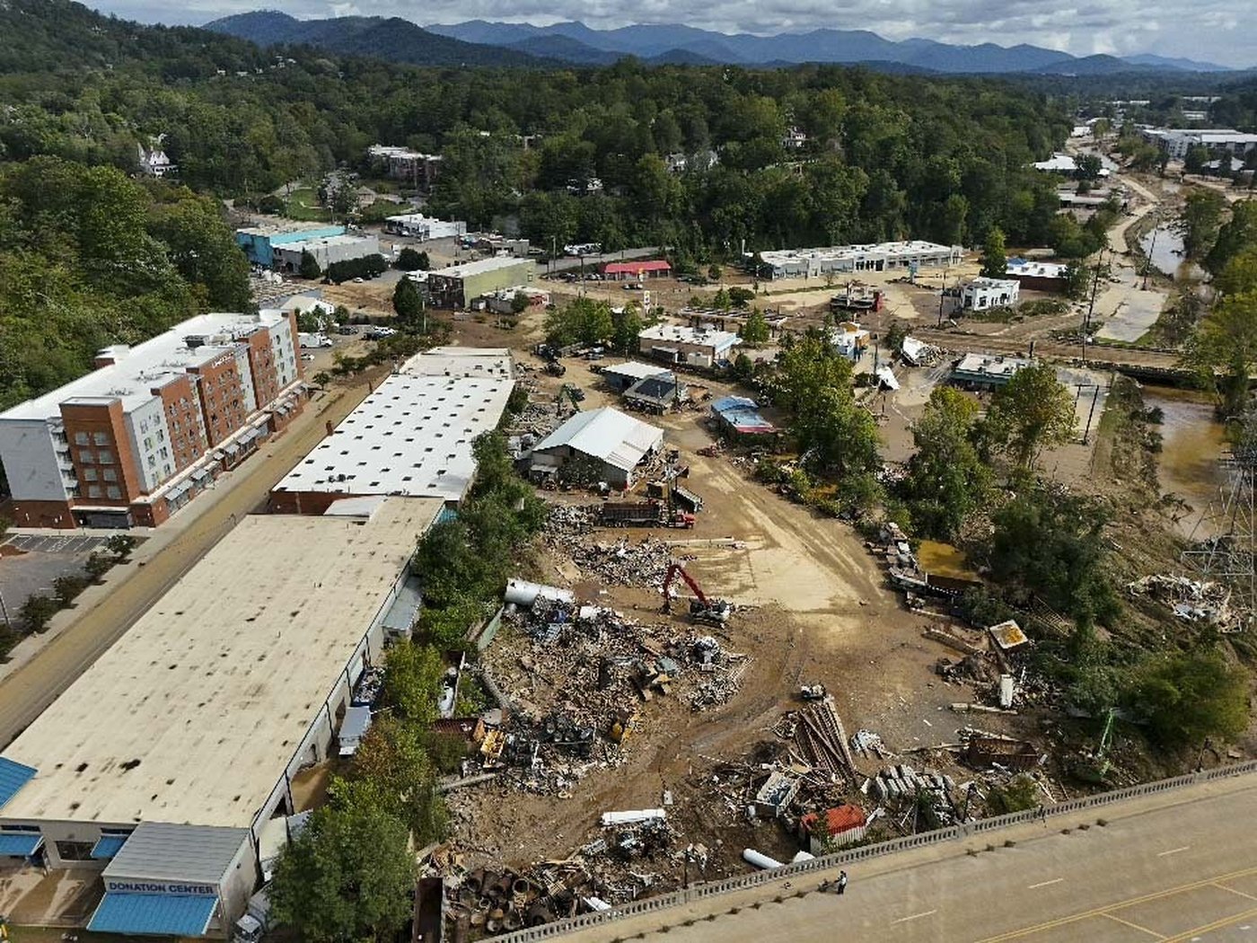 Supplies arrive by plane and by mule in North Carolina as Helene's death toll tops 130 | iNFOnews.ca Supplies arrive by plane and by mule in North Carolina as Helene's death toll tops 130 | iNFOnews.ca