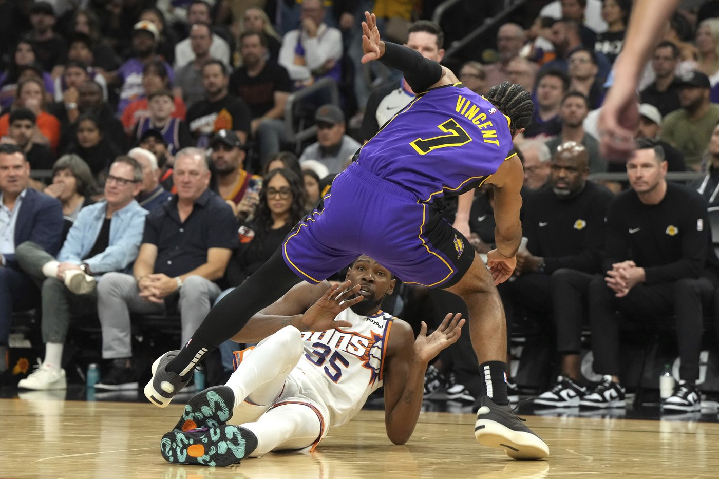 Booker scores 33, Durant adds 30 as the Suns rally for 109-105 win and hand Lakers first loss | iNFOnews.ca Booker scores 33, Durant adds 30 as the Suns rally for 109-105 win and hand Lakers first loss | iNFOnews.ca