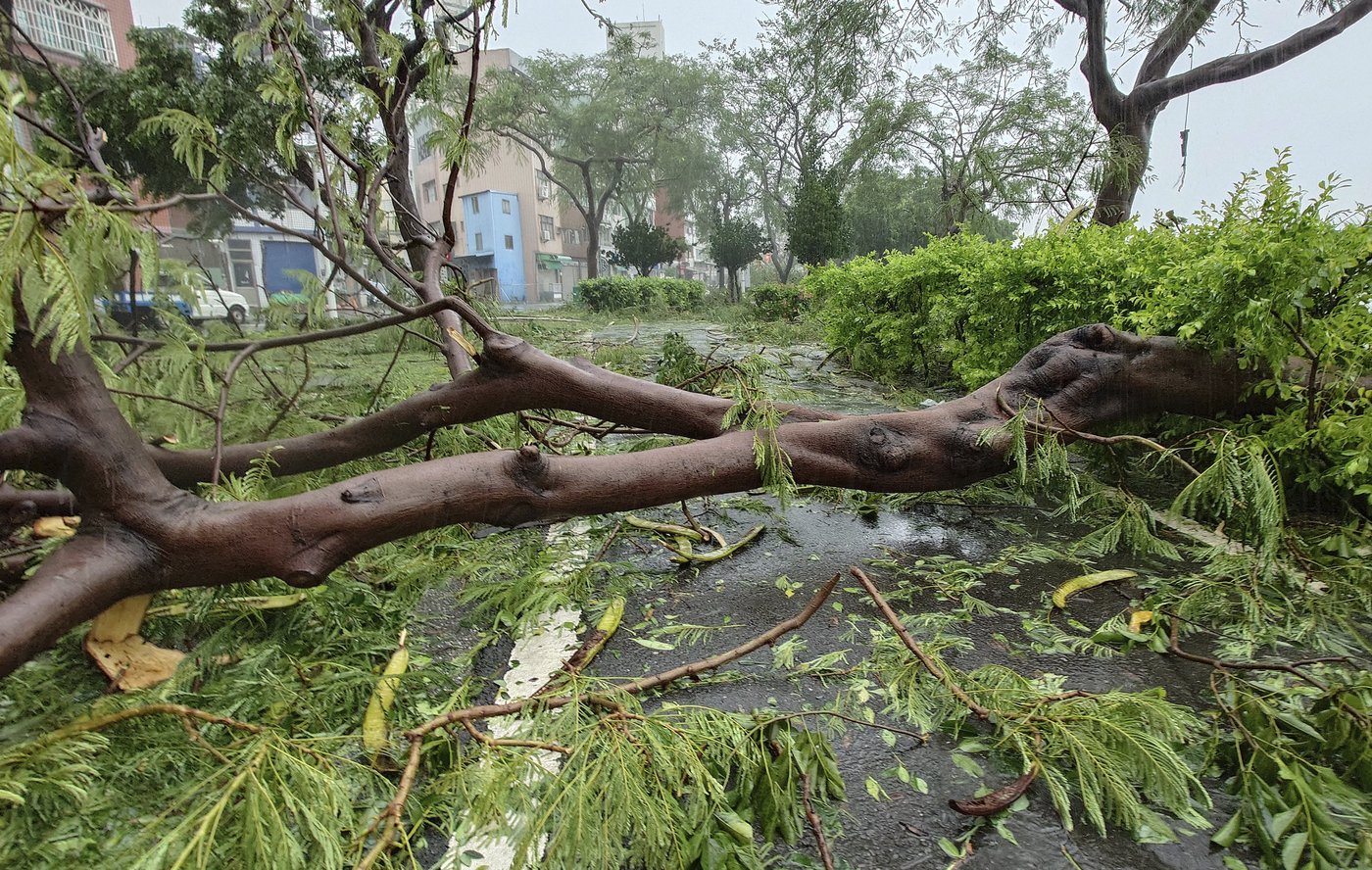 Typhoon Krathon makes landfall in Taiwan, packing fierce winds and torrential rain | iNFOnews.ca Typhoon Krathon makes landfall in Taiwan, packing fierce winds and torrential rain | iNFOnews.ca