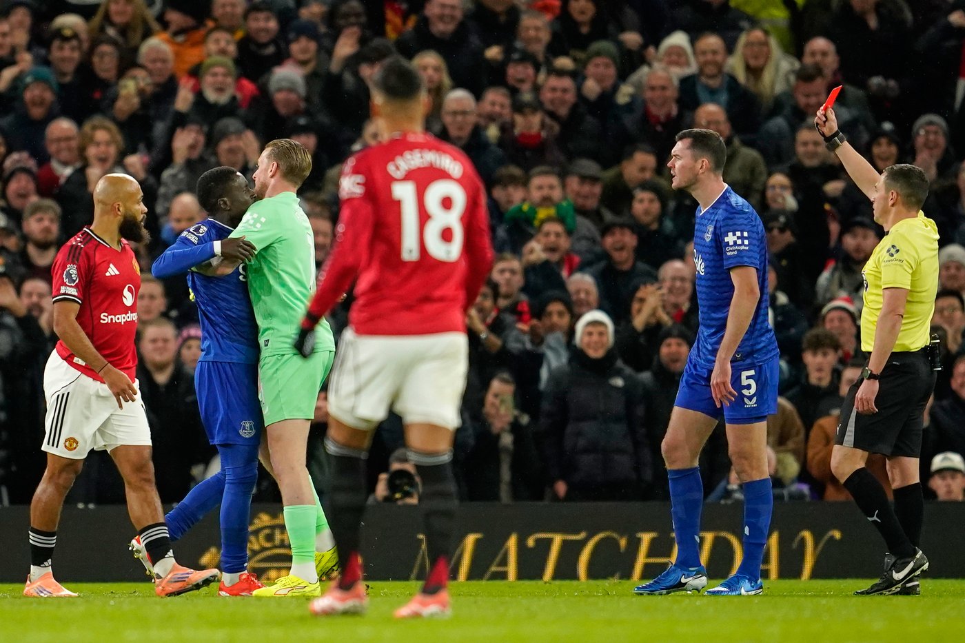 Everton's Gueye sent off for slapping teammate during game against Man United | iNFOnews.ca Everton's Gueye sent off for slapping teammate during game against Man United | iNFOnews.ca
