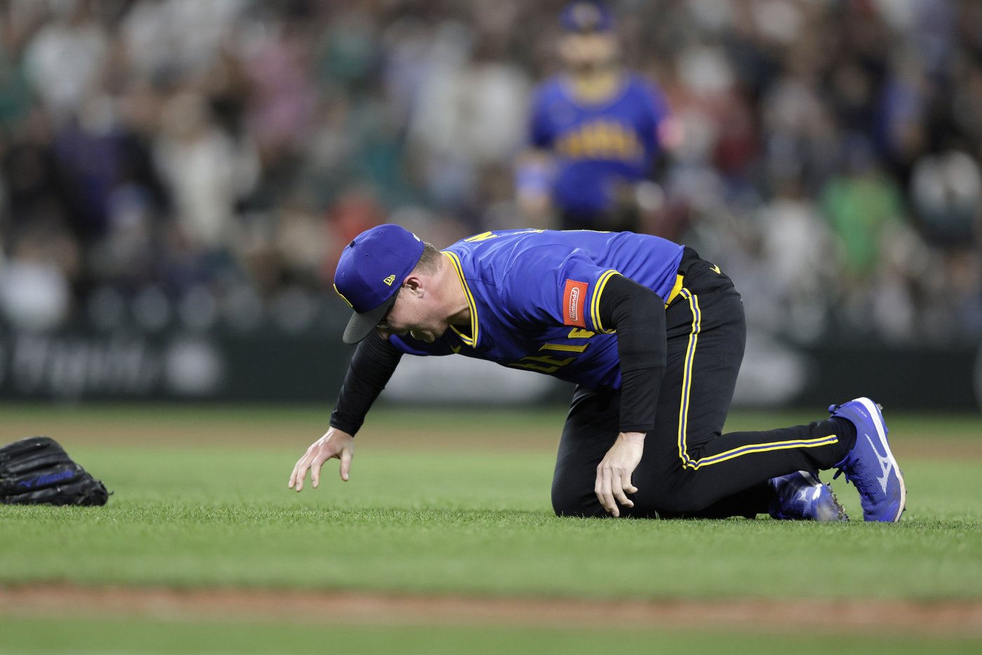 Mariners reliever Trent Thornton carted off field after injury coming off mound in 9th inning | iNFOnews.ca