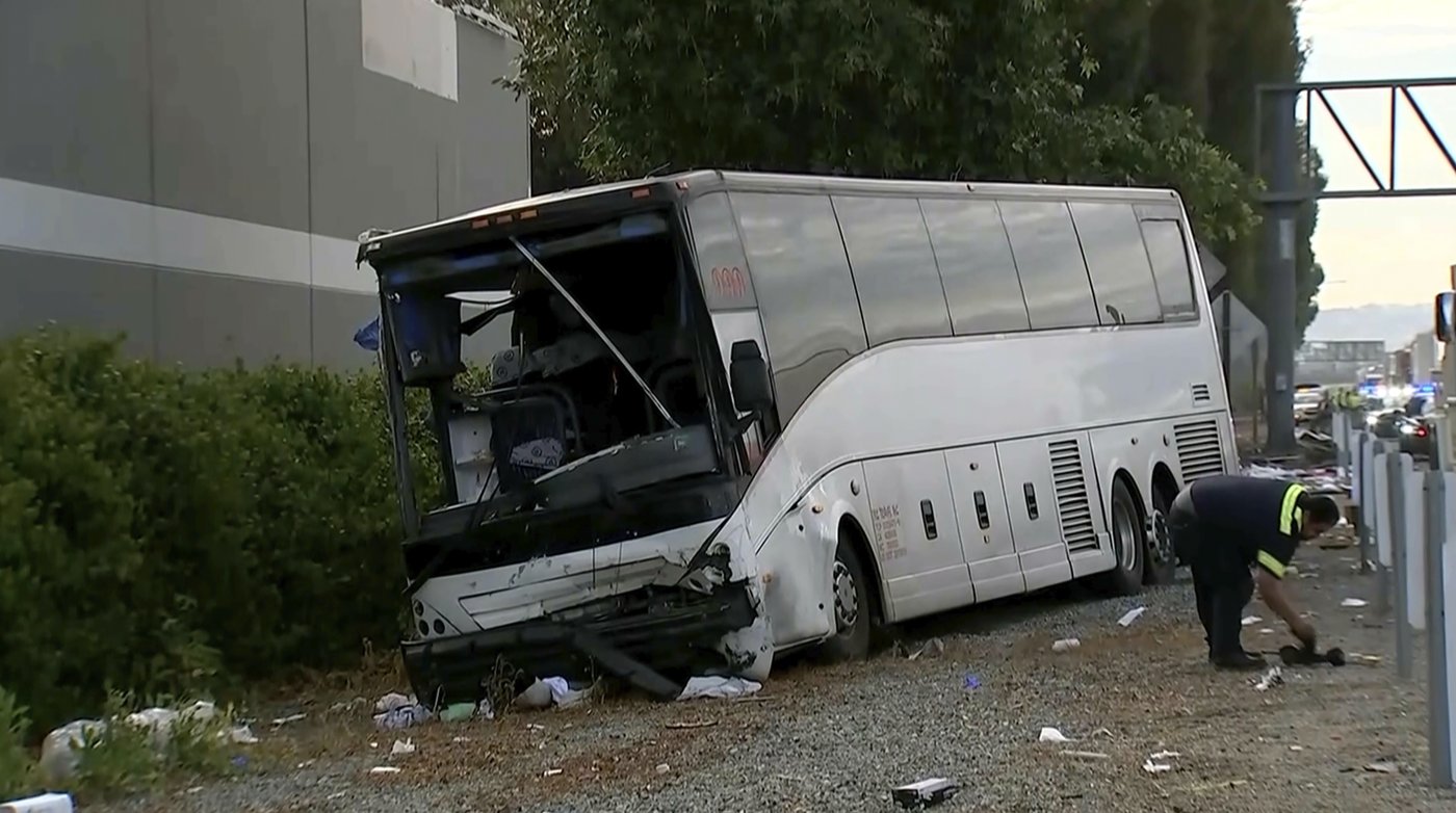 1 killed, 32 injured in collision of bus and SUV on Los Angeles area freeway | iNFOnews.ca 1 killed, 32 injured in collision of bus and SUV on Los Angeles area freeway | iNFOnews.ca