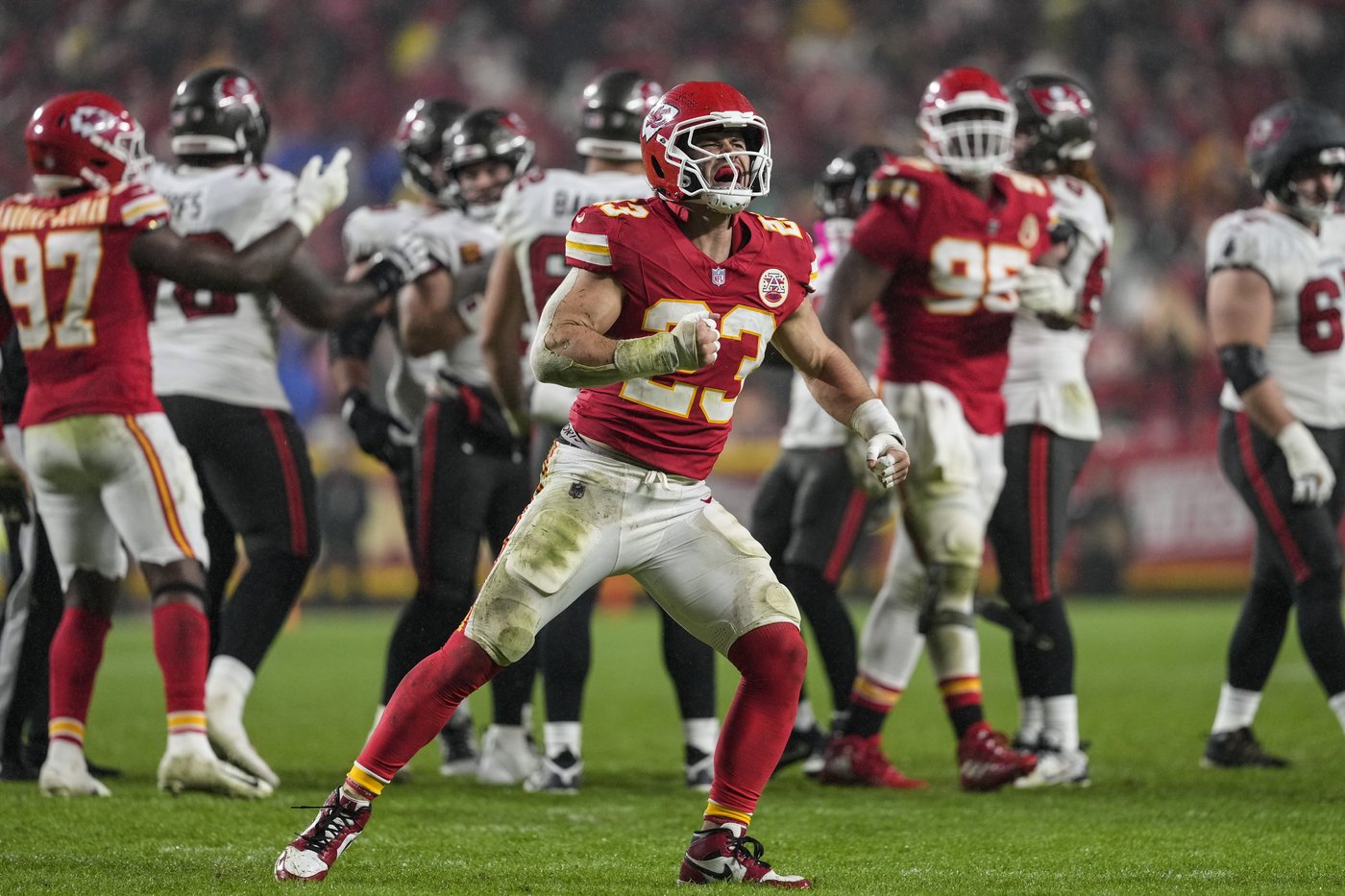 Chiefs reach 8-0 with nail-biter against the Bucs, a game neatly summing up a season of close wins | iNFOnews.ca Chiefs reach 8-0 with nail-biter against the Bucs, a game neatly summing up a season of close wins | iNFOnews.ca