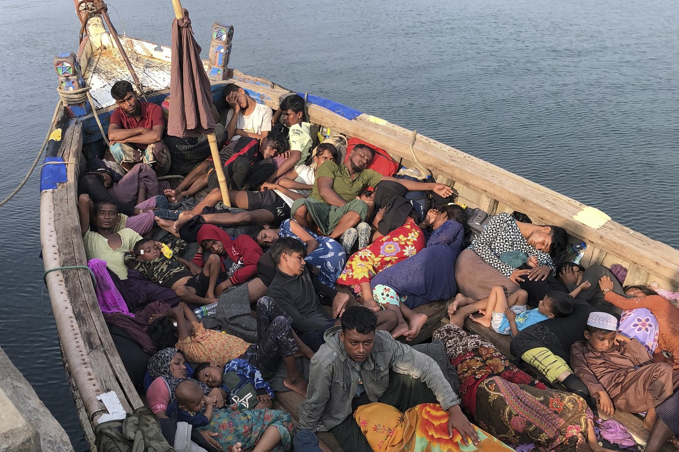 Sri Lanka's navy rescues 102 Rohingya refugees found adrift aboard a fishing trawler | iNFOnews.ca Sri Lanka's navy rescues 102 Rohingya refugees found adrift aboard a fishing trawler | iNFOnews.ca