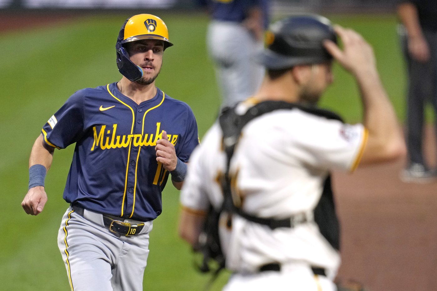 Brewers expect to open playoffs without OF Sal Frelick as he recovers from hip injury | iNFOnews.ca