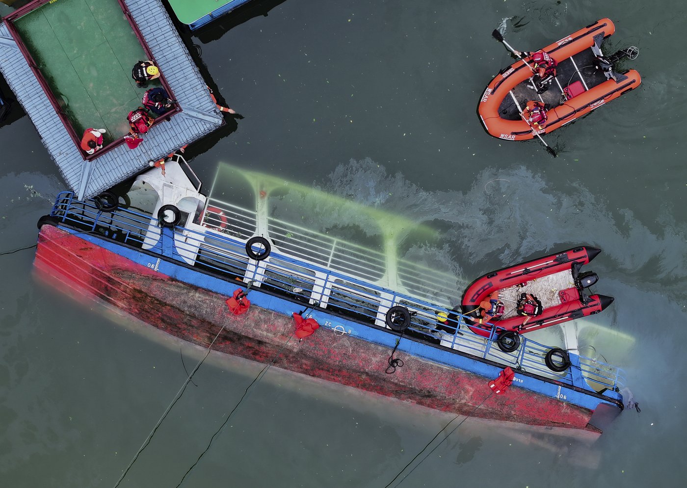 Tourist boats capsize in sudden storm in southwest China, leaving 10 dead | iNFOnews.ca