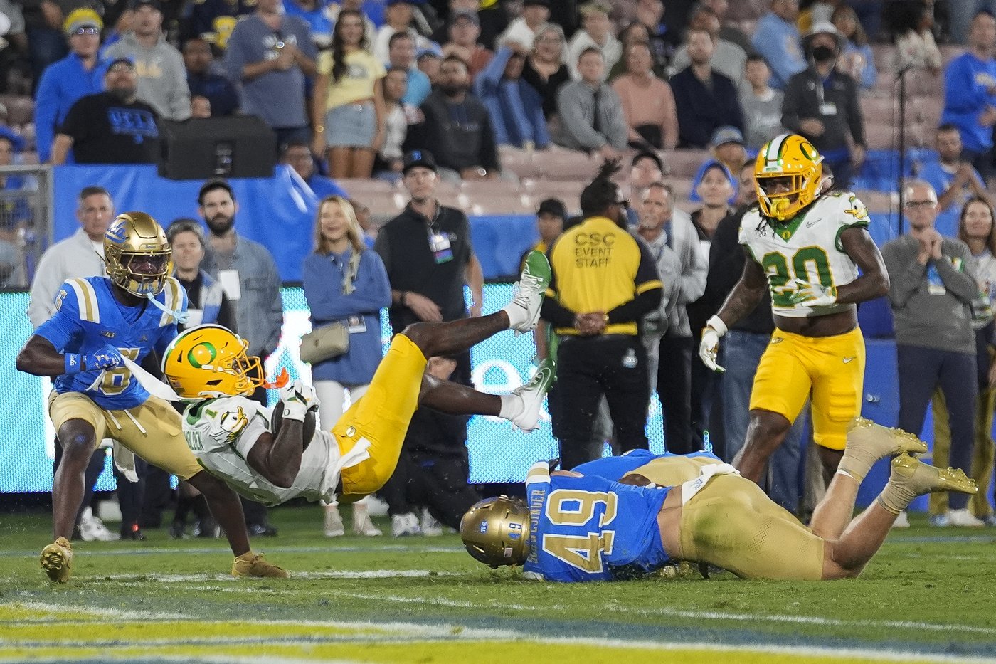 Dillon Gabriel throws for 3 TDs as No. 8 Oregon beats UCLA 34-13 in first Big Ten game | iNFOnews.ca Dillon Gabriel throws for 3 TDs as No. 8 Oregon beats UCLA 34-13 in first Big Ten game | iNFOnews.ca