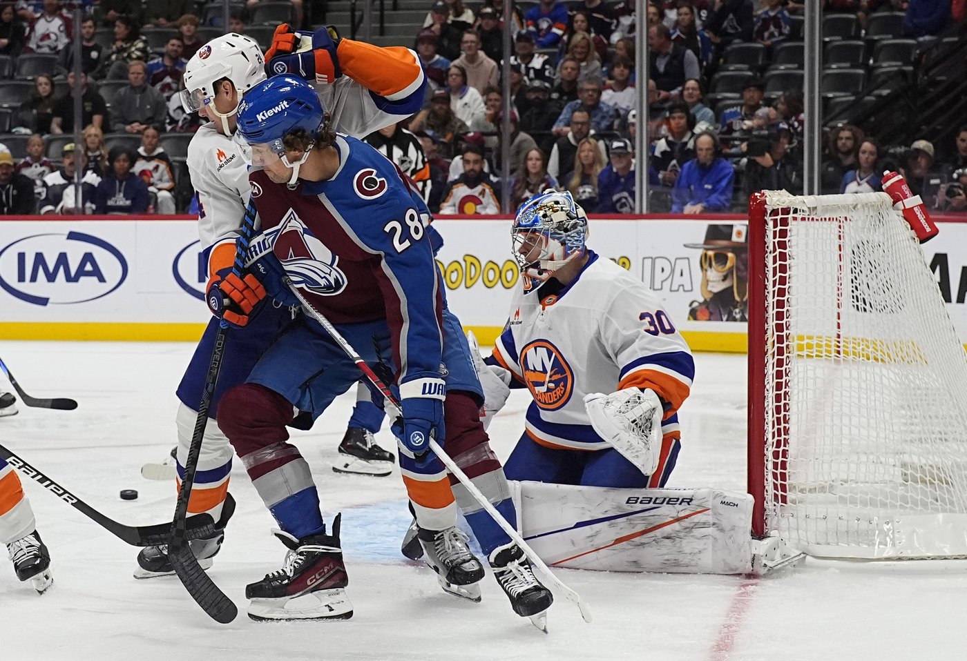 Nelson's 2 goals lifts Islanders to 6-2 win over Avalanche in Patrick Roy's return to Colorado | iNFOnews.ca Nelson's 2 goals lifts Islanders to 6-2 win over Avalanche in Patrick Roy's return to Colorado | iNFOnews.ca