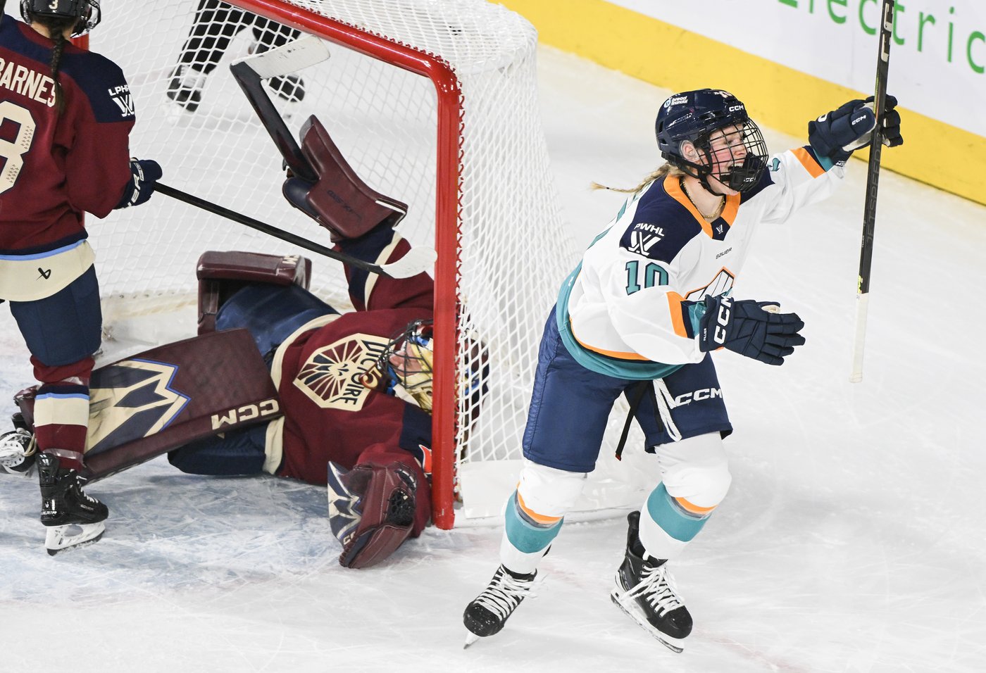 Top draft pick Sarah Fillier scores twice for first PWHL goals, Sirens beat Victoire | iNFOnews.ca