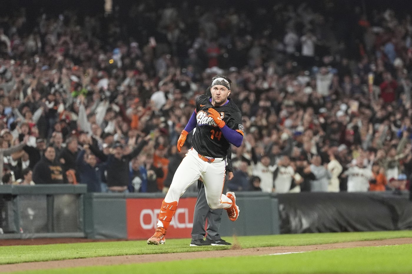 Giants catcher Bailey makes history with game-ending, inside-the-park home run | iNFOnews.ca