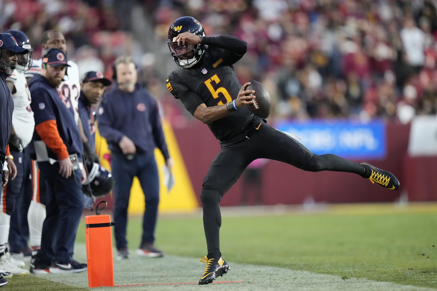 Commanders QB Jayden Daniels practices through his rib injury and says he's 'still intact' | iNFOnews.ca Commanders QB Jayden Daniels practices through his rib injury and says he's 'still intact' | iNFOnews.ca