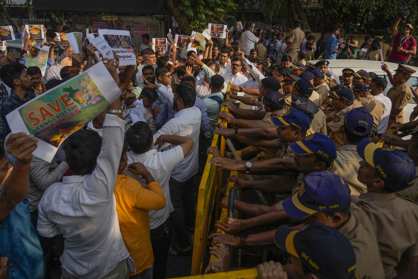 Bangladesh court defers Hindu leader's bail hearing as tensions with India spike | iNFOnews.ca Bangladesh court defers Hindu leader's bail hearing as tensions with India spike | iNFOnews.ca