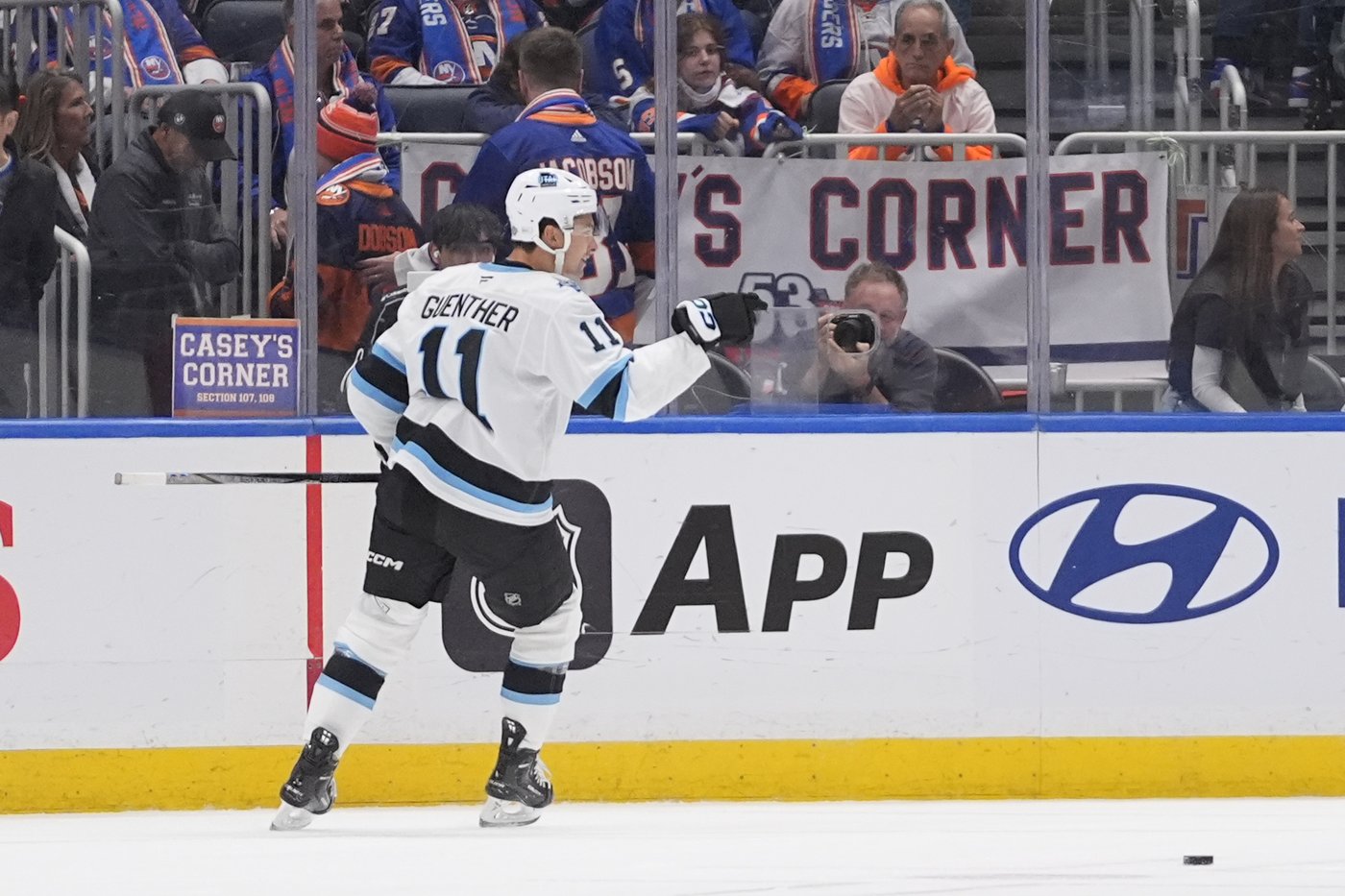 Dylan Guenther scores twice, Utah outlasts Islanders 5-4 in OT to improve to 2-0 | iNFOnews.ca