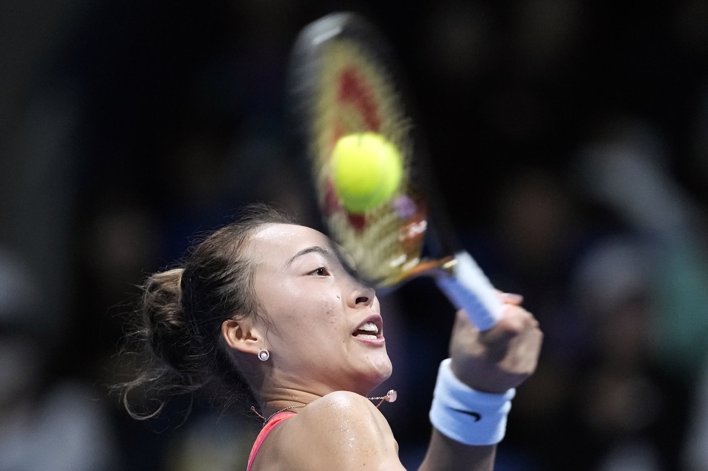 Zheng Qinwen defeats wild card Sofia Kenin to win in Tokyo and clinch WTA Finals berth | iNFOnews.ca