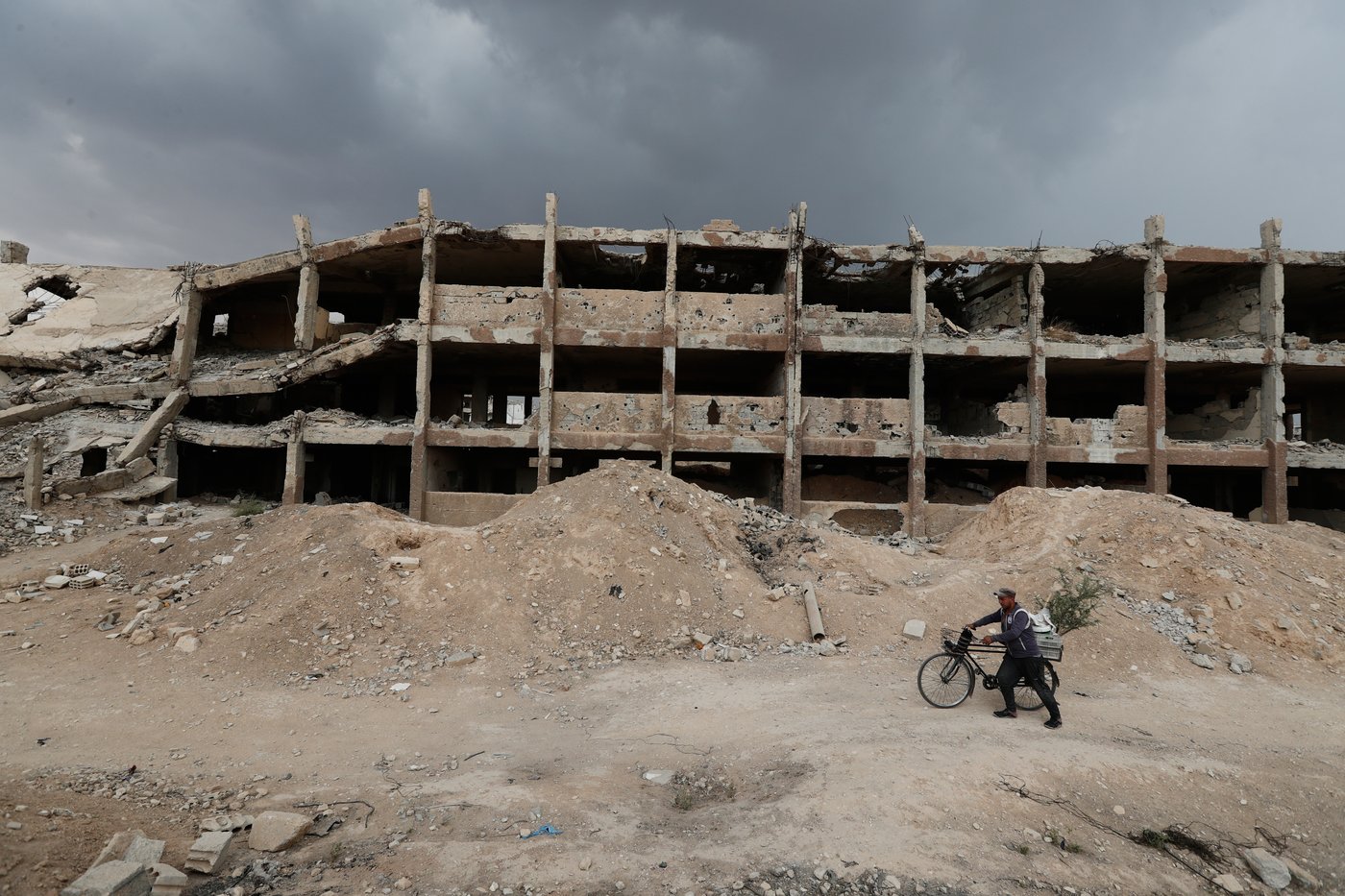 Photos show Syrian students returning to schools stripped bare by conflict | iNFOnews.ca
