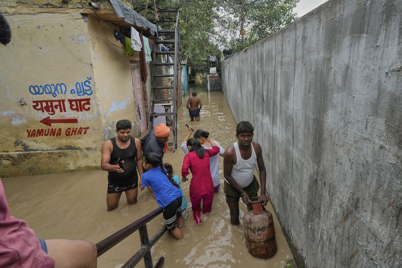 Photos of New Delhi residents on the swollen banks of the Yamuna River | iNFOnews.ca