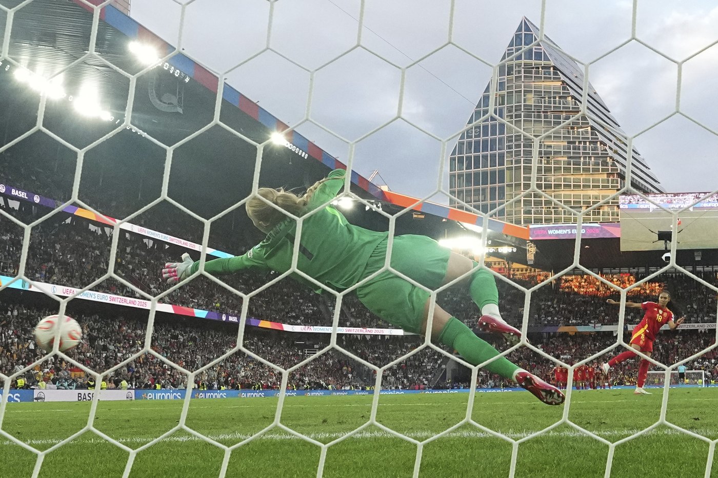 Euro 2025: England goalie Hampton's fairy-tale journey from eye surgeries to penalty shootout star | iNFOnews.ca Euro 2025: England goalie Hampton's fairy-tale journey from eye surgeries to penalty shootout star | iNFOnews.ca