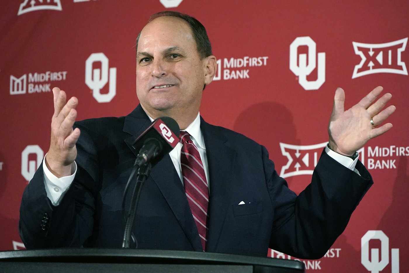 Oklahoma athletic director Joe Castiglione announces retirement plans | iNFOnews.ca