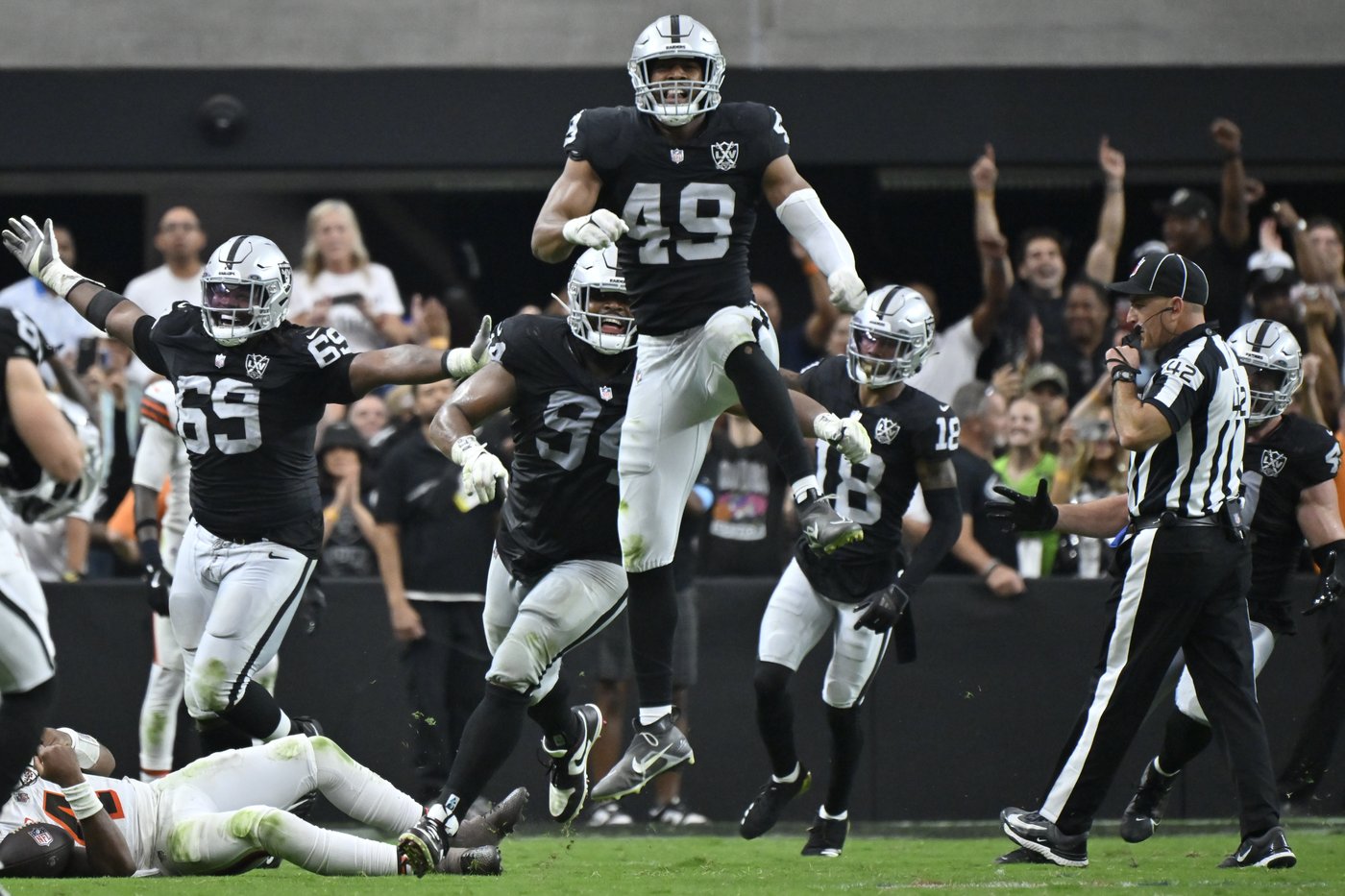 Raiders hold off Browns to win 20-16 behind defense and newfound running game | iNFOnews.ca Raiders hold off Browns to win 20-16 behind defense and newfound running game | iNFOnews.ca