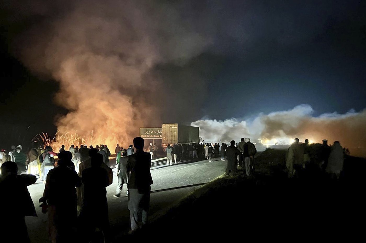 Thousands of Imran Khan supporters defy tear gas, lockdown and arrest to head to the capital | iNFOnews.ca Thousands of Imran Khan supporters defy tear gas, lockdown and arrest to head to the capital | iNFOnews.ca